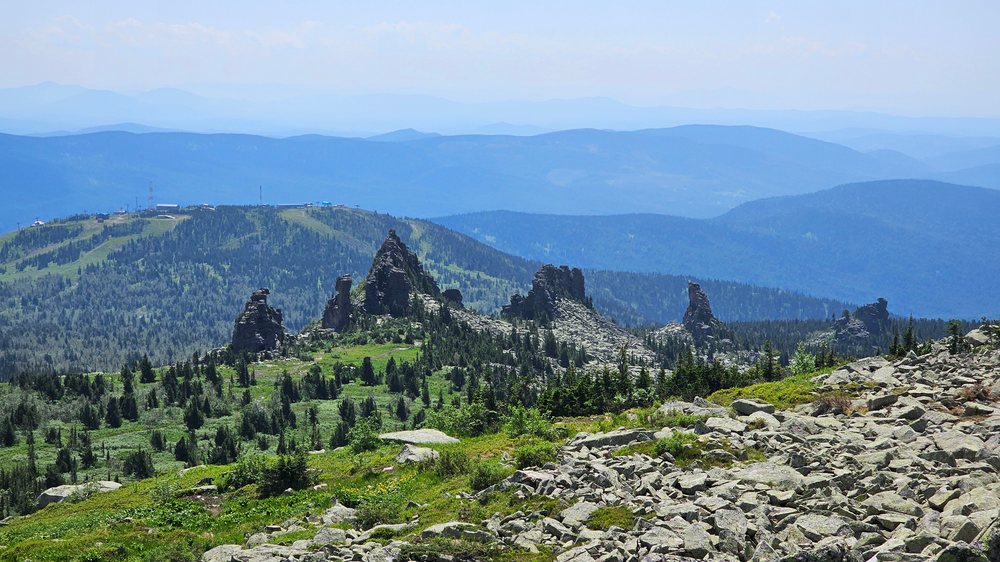 Скальные останцы на гребне горы