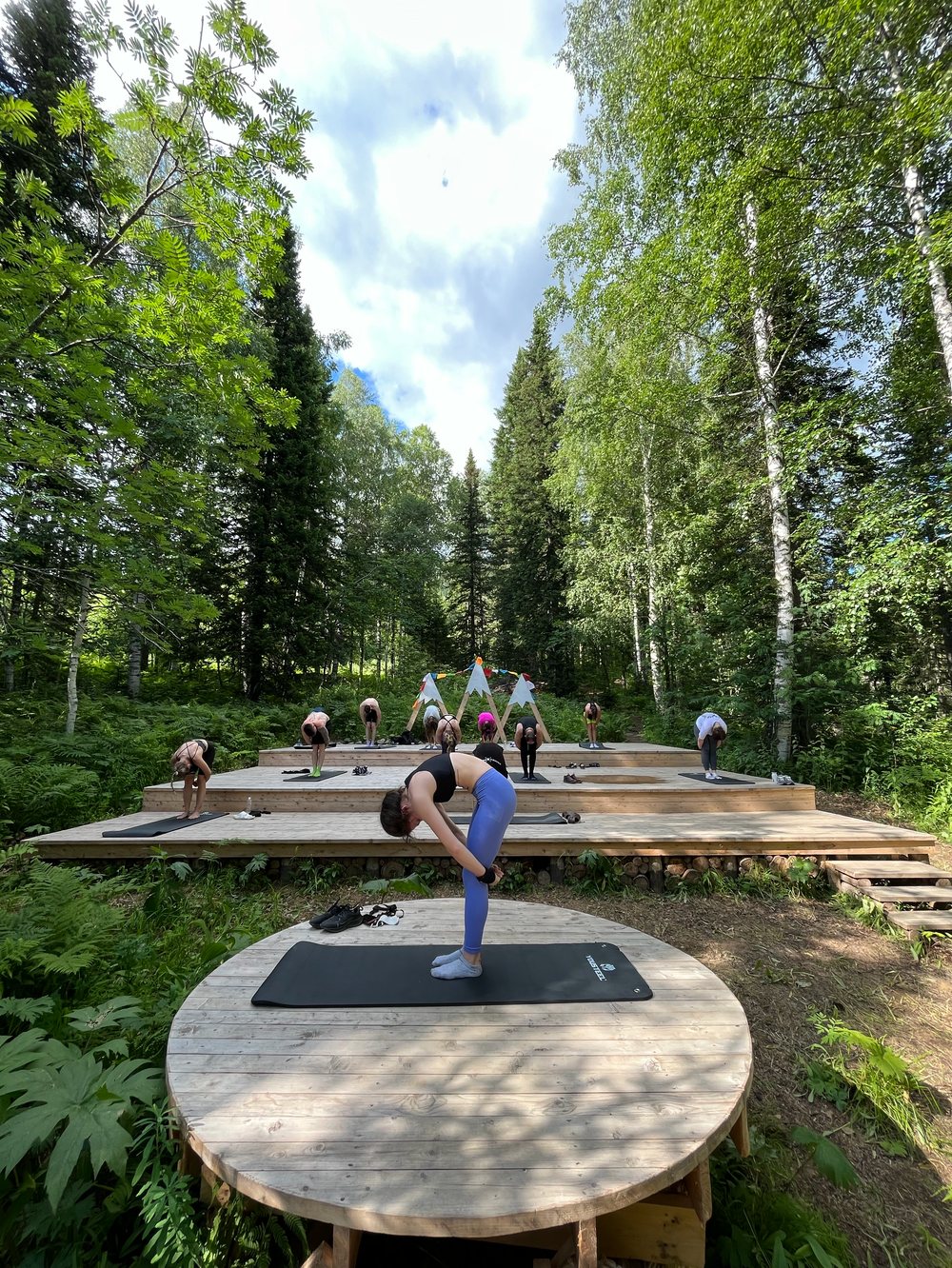 Занятие на деревянной площадке среди берёз